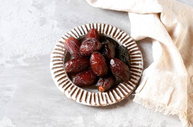 Tabakta kurumuş tarihler, ramazan kareem