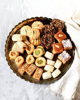 Gri arka planda tatlı, yenilebilir kaşıklar