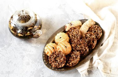 Demir bir tabakta Türk kurabiyesi karışımı. Ramazan Kareem