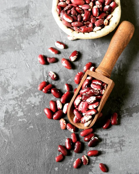 Frijoles Crudos Una Cucharada Madera Sobre Fondo Gris —  Fotos de Stock