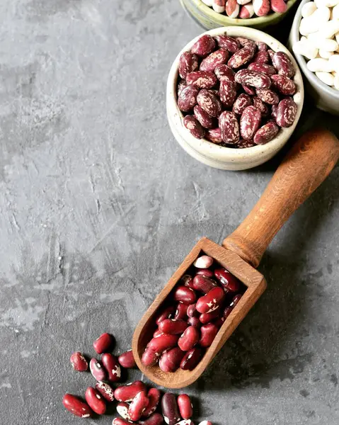 Frijoles Crudos Una Cucharada Madera Sobre Fondo Gris —  Fotos de Stock