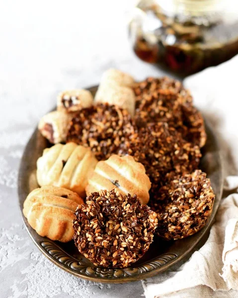 Meng Turkse Koekjes Een Ijzeren Schaal Ramadan Kareem — Stockfoto