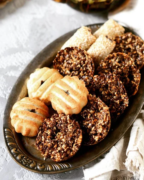 Meng Turkse Koekjes Een Ijzeren Schaal Ramadan Kareem — Stockfoto