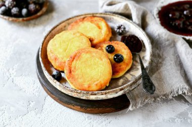  Yaban mersinli glütensiz peynirli krep, kahvaltı.