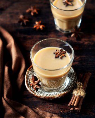 Koyu ahşap arka planda cam bardakta Masala çayı. kırsal