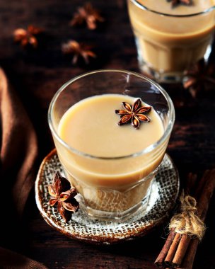 Koyu ahşap arka planda cam bardakta Masala çayı. kırsal