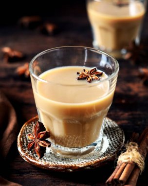 Koyu ahşap arka planda cam bardakta Masala çayı. kırsal