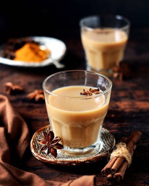 Koyu ahşap arka planda cam bardakta Masala çayı. kırsal