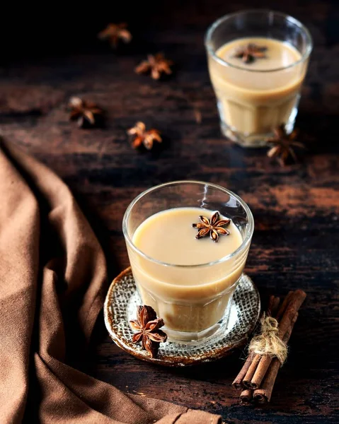 Koyu Ahşap Arka Planda Cam Bardakta Masala Çayı Kırsal — Stok fotoğraf