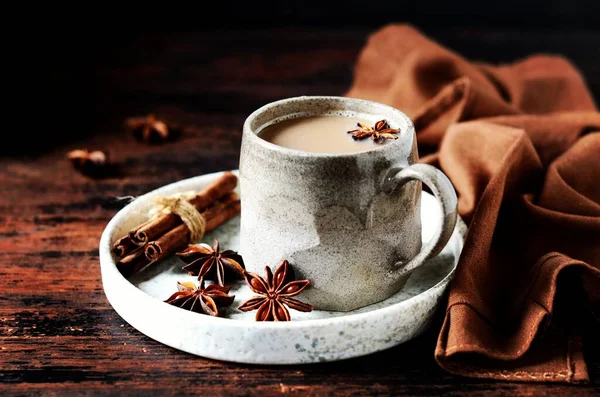 Masala Tee Einem Keramikbecher Auf Dunklem Holzgrund Mit Gewürzen — Stockfoto