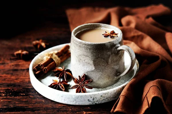 Masala Tee Einem Keramikbecher Auf Dunklem Holzgrund Mit Gewürzen — Stockfoto
