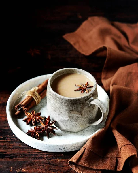 Masala Tee Einem Keramikbecher Auf Dunklem Holzgrund Mit Gewürzen — Stockfoto