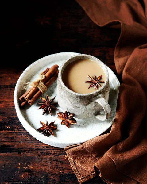 Masala Tee Einem Keramikbecher Auf Dunklem Holzgrund Mit Gewürzen — Stockfoto