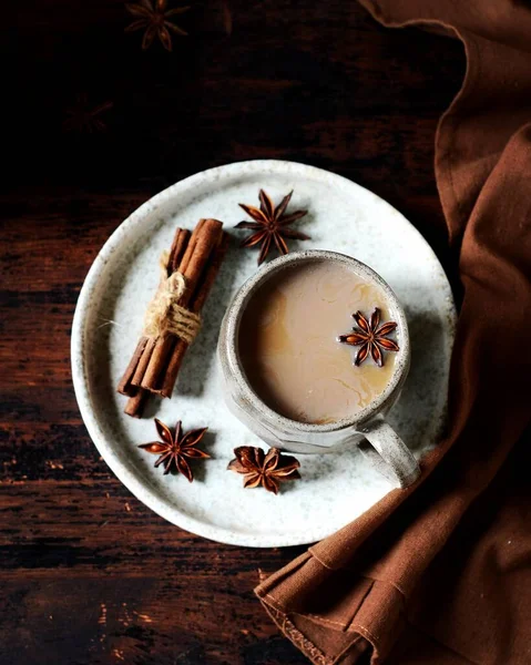 Masala Keramisk Mugg Mörk Trä Bakgrund Med Kryddor — Stockfoto