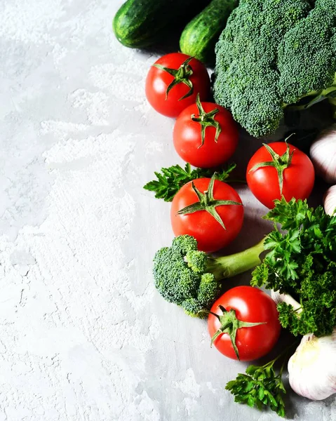 新鲜蔬菜 西红柿 西兰花 黄瓜和大蒜 健康饮食的概念 复制空间 — 图库照片
