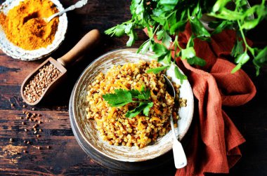 Seramik kasede sebzeli karabuğday güveci. kırsal