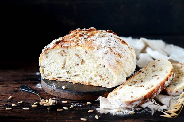 Roti Buatan Sendiri Dengan Biji Bunga Matahari Pada Latar Belakang — Stok Foto