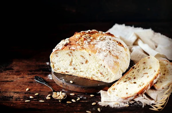 Zelfgebakken Brood Met Zonnebloempitten Een Donkere Houten Achtergrond — Stockfoto