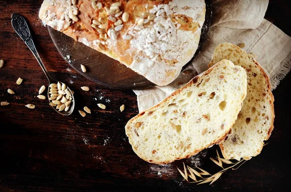 Zelfgebakken Brood Met Zonnebloempitten Een Donkere Houten Achtergrond — Stockfoto