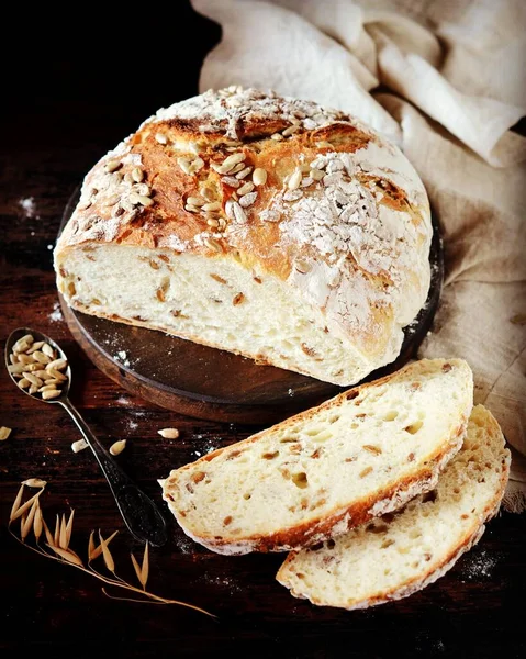 Pane Fatto Casa Con Semi Girasole Uno Sfondo Legno Scuro — Foto Stock