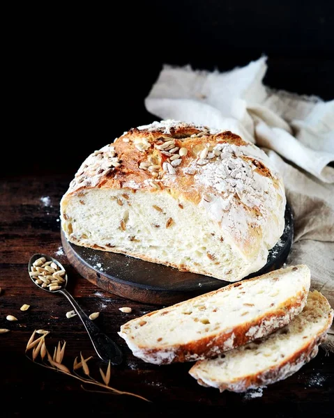 Hausgemachtes Brot Mit Sonnenblumenkernen Auf Dunklem Holzgrund — Stockfoto