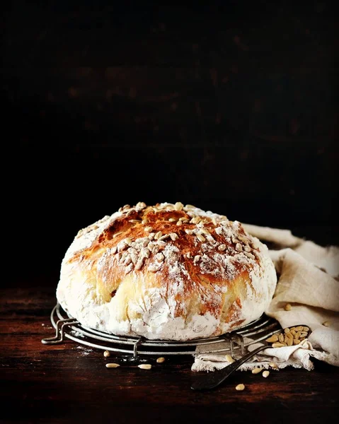 Hausgemachtes Brot Mit Sonnenblumenkernen Auf Dunklem Holzgrund — Stockfoto