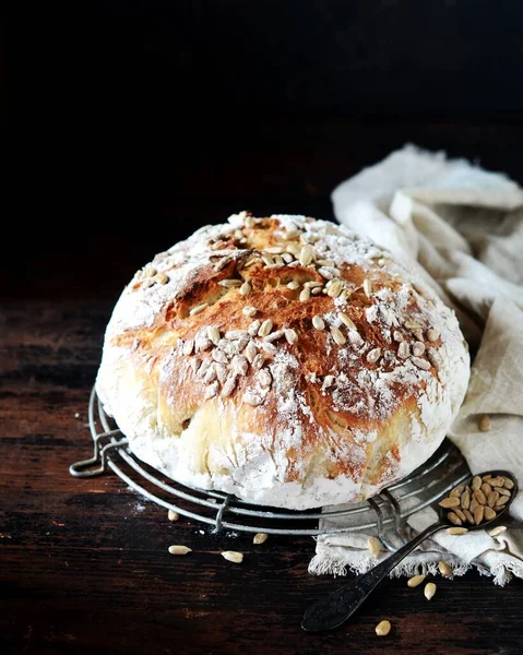 Zelfgebakken Brood Met Zonnebloempitten Een Donkere Houten Achtergrond — Stockfoto