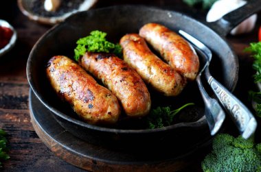 Tavada kızartılmış ev yapımı tavuk (hindi) sosisi. Piknik. kırsal