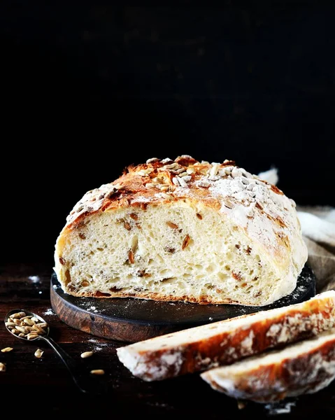 Pane Fatto Casa Con Semi Girasole Uno Sfondo Legno Scuro — Foto Stock