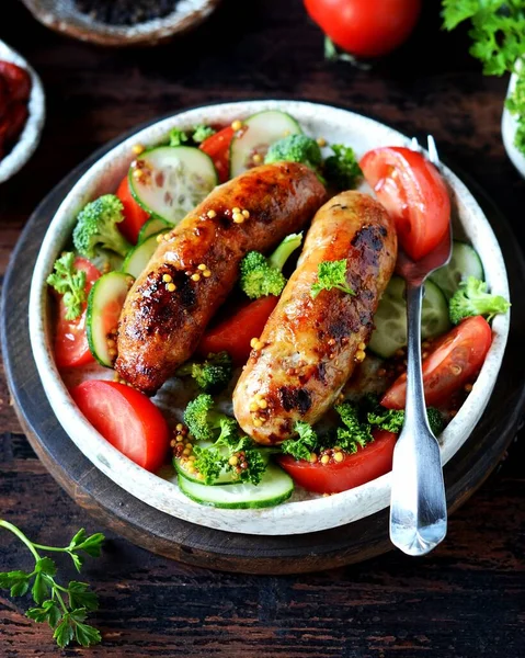 Homemade Chicken Turkey Fried Sausages Broccoli Tomato Cucumber Salad — Stock Photo, Image