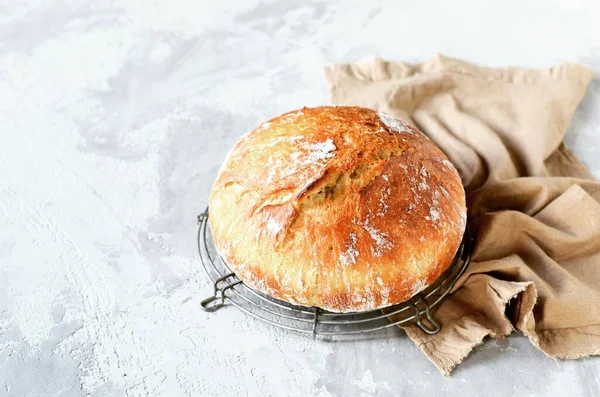 Leckeres Hausgemachtes Brot Auf Grauem Hintergrund — Stockfoto