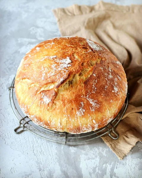 Вкусный Домашний Хлеб Сером Фоне — стоковое фото