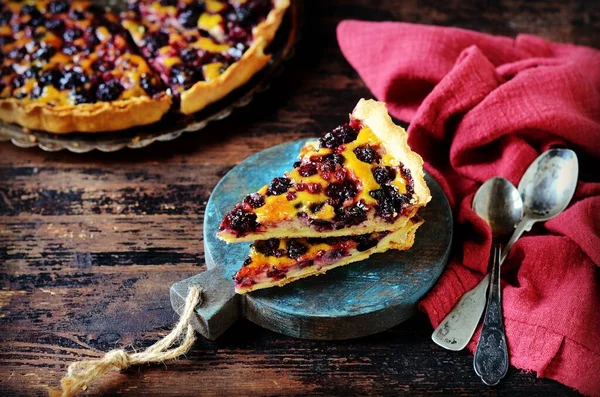 Tarte Met Bessen Zure Room Vullen Een Donkere Houten Achtergrond — Stockfoto