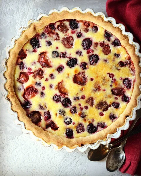 Tarta Con Bayas Crema Agria Relleno Sobre Fondo Gris — Foto de Stock