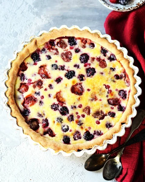 Tarta Con Bayas Crema Agria Relleno Sobre Fondo Gris — Foto de Stock