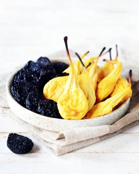 Frutos Secos Peras Ciruelas Pasas Plato Blanco Sobre Fondo Madera — Foto de Stock