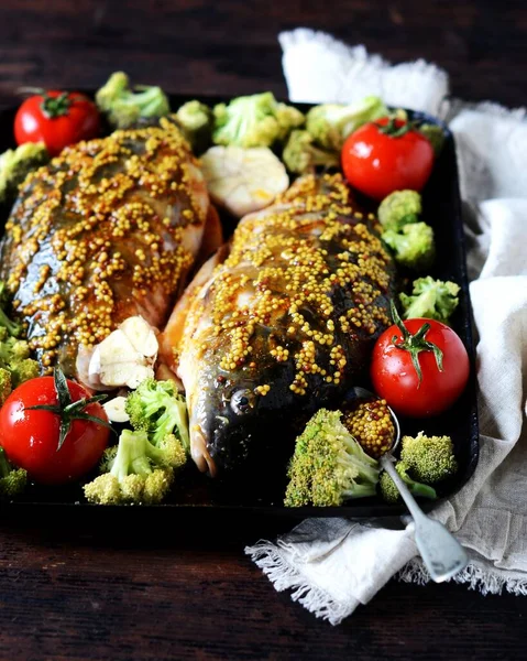 Sebze Pişirmeden Önce Sazan Balığı Brokoli Domates Sarımsak Limon — Stok fotoğraf