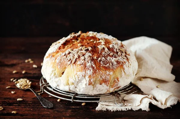 Zelfgebakken Brood Met Zonnebloempitten Een Donkere Houten Achtergrond — Stockfoto