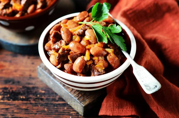 Guisado Carne Com Feijão Tomate Legumes Fundo Madeira Escura — Fotografia de Stock