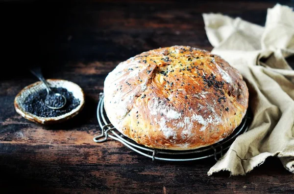 Hausgemachtes Brot Mit Schwarzem Sesam Auf Einem Dunklen Holztisch — Stockfoto