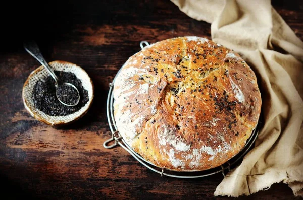 Hausgemachtes Brot Mit Schwarzem Sesam Auf Einem Dunklen Holztisch — Stockfoto