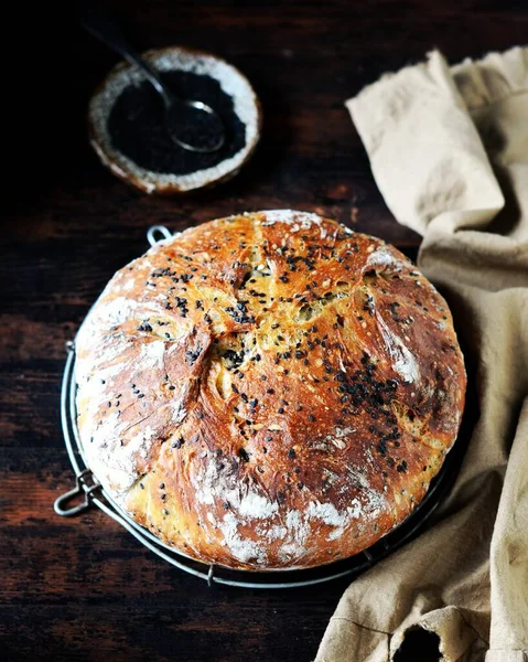 Hausgemachtes Brot Mit Schwarzem Sesam Auf Einem Dunklen Holztisch — Stockfoto