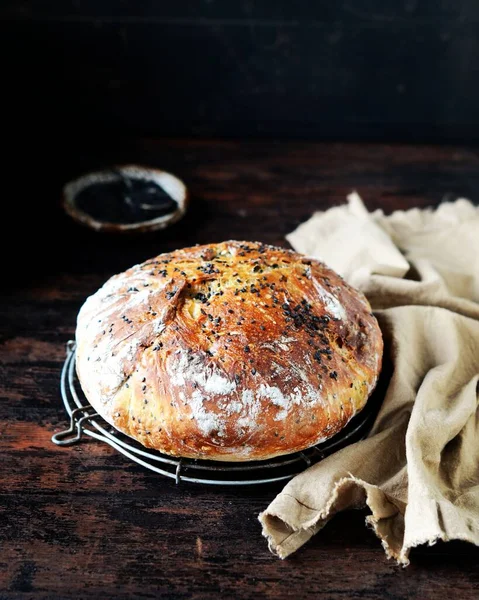 Hausgemachtes Brot Mit Schwarzem Sesam Auf Einem Dunklen Holztisch — Stockfoto