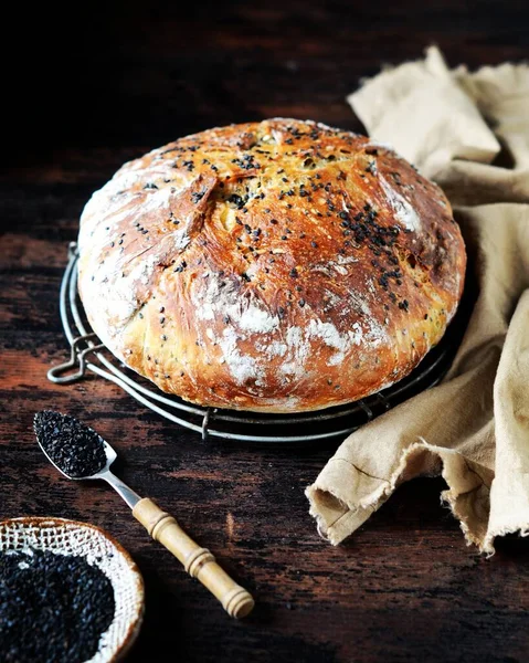 Koyu Ahşap Bir Masada Siyah Susam Tohumlu Yapımı Ekmek — Stok fotoğraf