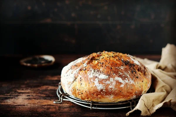 Hausgemachtes Brot Mit Schwarzem Sesam Auf Einem Dunklen Holztisch — Stockfoto