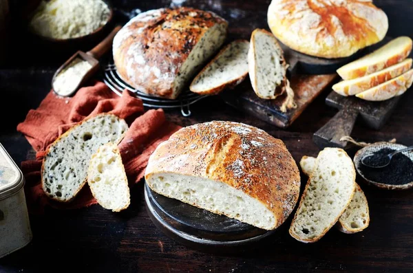 Hausgemachtes Brot Mais Mit Sesam Und Chiasamen Auf Dunklem Holzgrund — Stockfoto