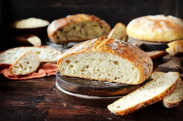 Hausgemachtes Brot Mais Mit Sesam Und Chiasamen Auf Dunklem Holzgrund — Stockfoto