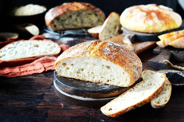 Hausgemachtes Brot Mais Mit Sesam Und Chiasamen Auf Dunklem Holzgrund — Stockfoto