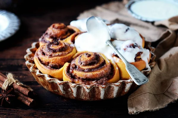 Rollos Canela Horneados Molde Cerámica Con Helado Queso Crema Sobre —  Fotos de Stock