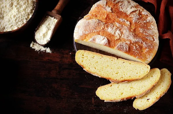 Hausgemachtes Maisbrot Auf Einem Dunklen Holztisch — Stockfoto